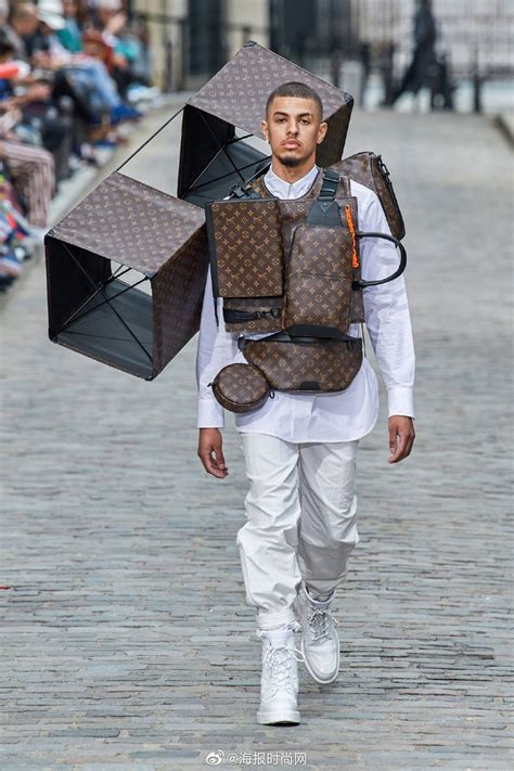 Louis Vuitton (路易威登) .